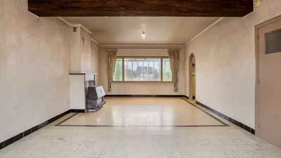 Te renoveren woning met 3 slaapkamers + garage