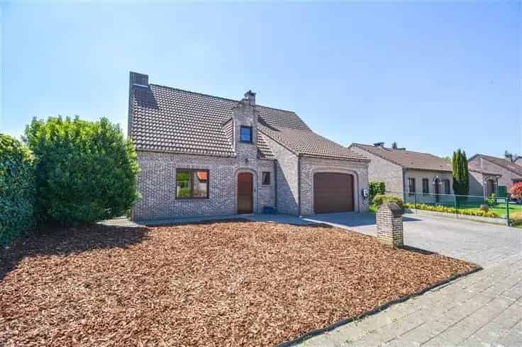 Huis Te Koop: Gerenoveerde woning met 3 slaapkamers in rustige woonwijk