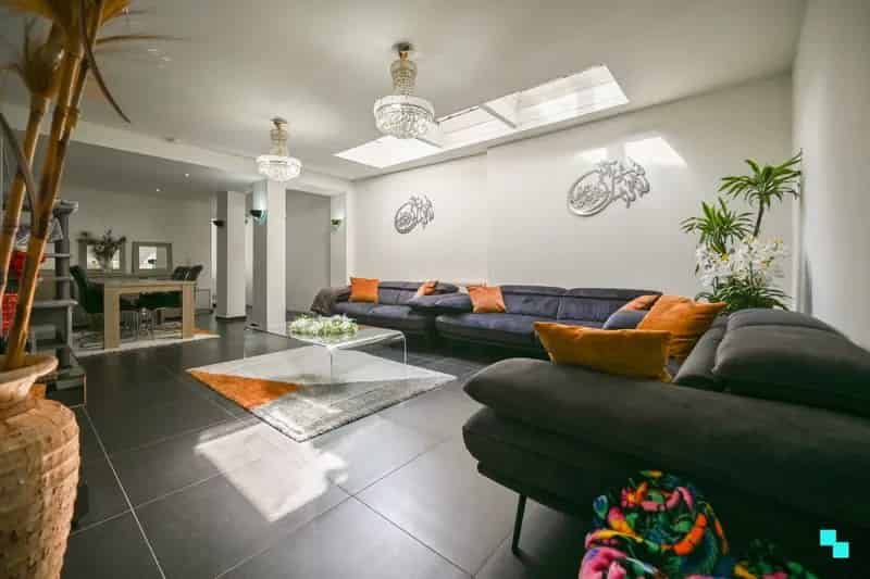 Huis te koop Izegem: 5 slaapkamers, winkelruimte, nabij centrum