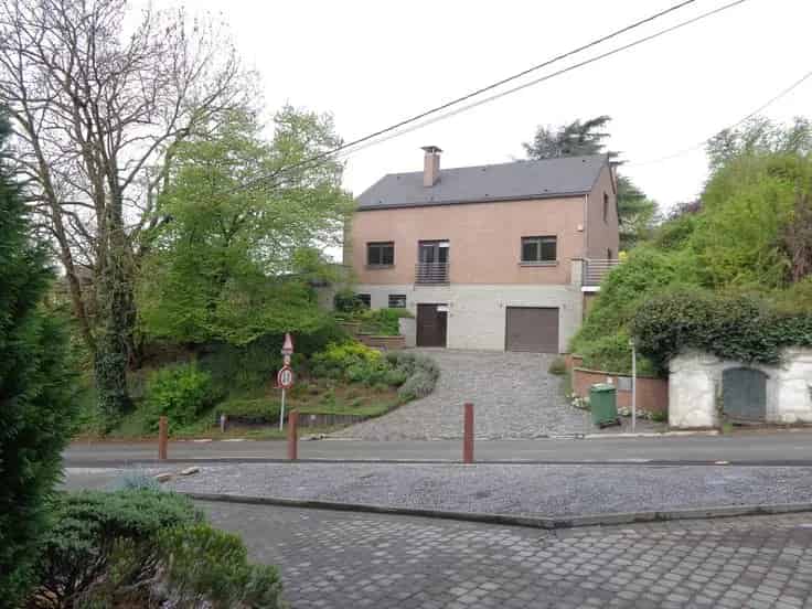Ruime Villa 4 Gevels Rustige Locatie 3 slaapkamers Garage