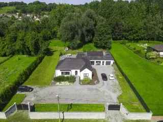 Bungalow te koop met zwembad in Bassenge met ruime tuin