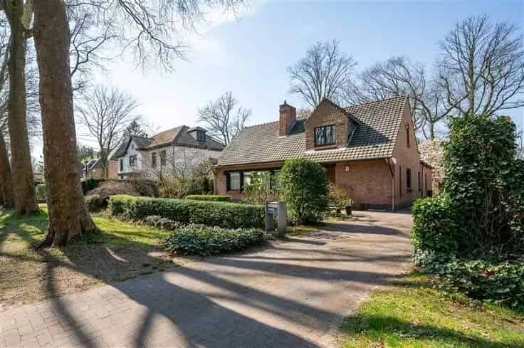 Huis Te Koop Brasschaat: Charmante woning met tuin en dubbele garage
