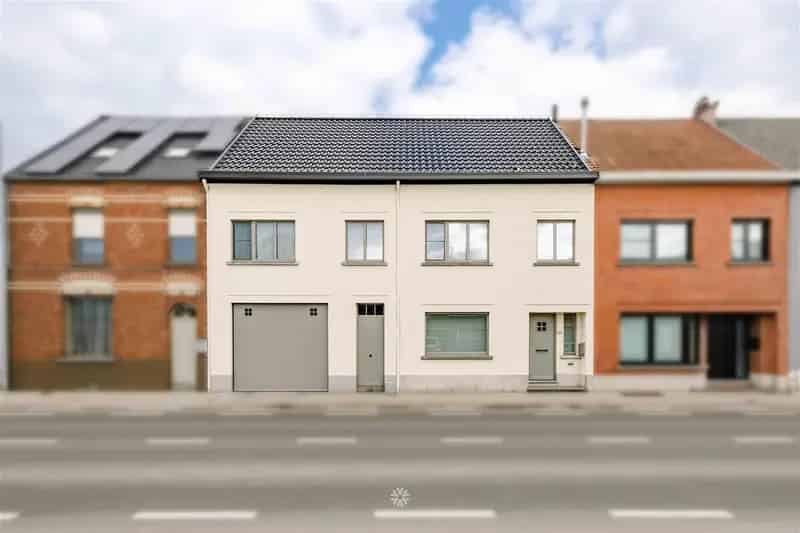 Gerenoveerde woning met garage en tuin te Brakel