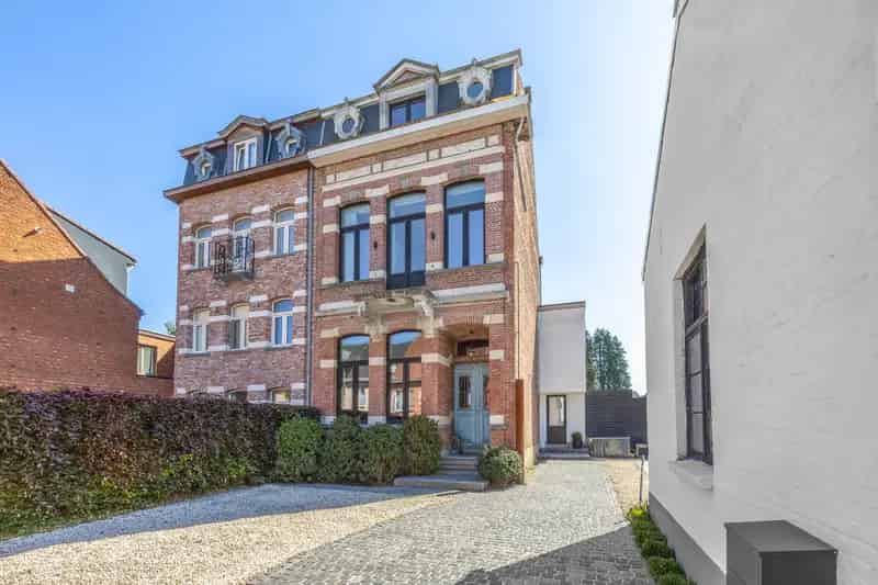 Herenwoning te koop: Karaktervolle woning met bijgebouw en zwembad