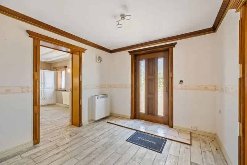 Huis te koop Moerbeke: Ruime woning met garage atelier en bouwgrond