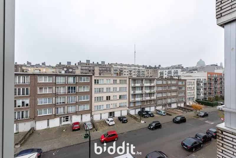 Het appartement nr 9 op de 4e verd. links en de parking nr 4
