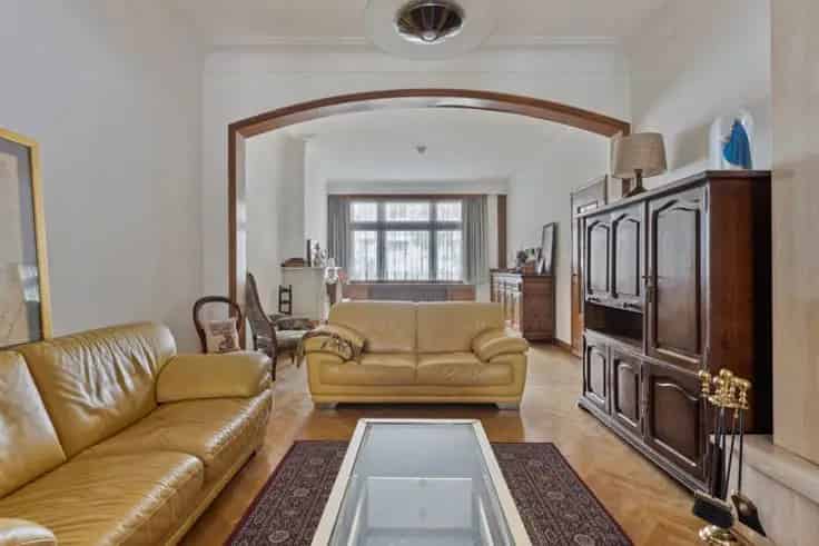 Huis Te Koop: Praktijkwoning met Tuin en Lift