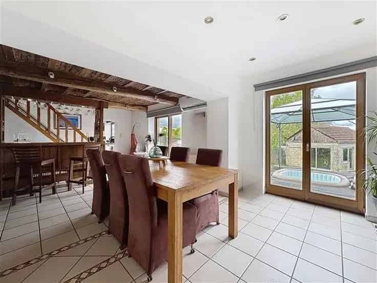 Huis Te Koop: Gerenoveerde 3-gevelwoning met Jacuzzi en Tuin