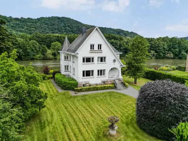 Mosane Villa te Wépion 6 slaapkamers grote tuin Maas