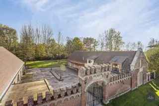 Te koop fermette in Boortmeerbeek met tuin en luxe bijgebouwen