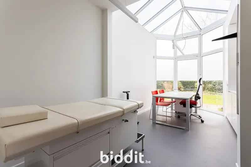 Ruime woning met praktijkruimte te koop