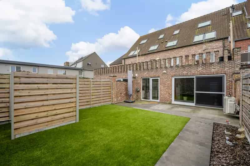 Gelijkvloers Appartement te Huur met Zonnig Terras en Garage