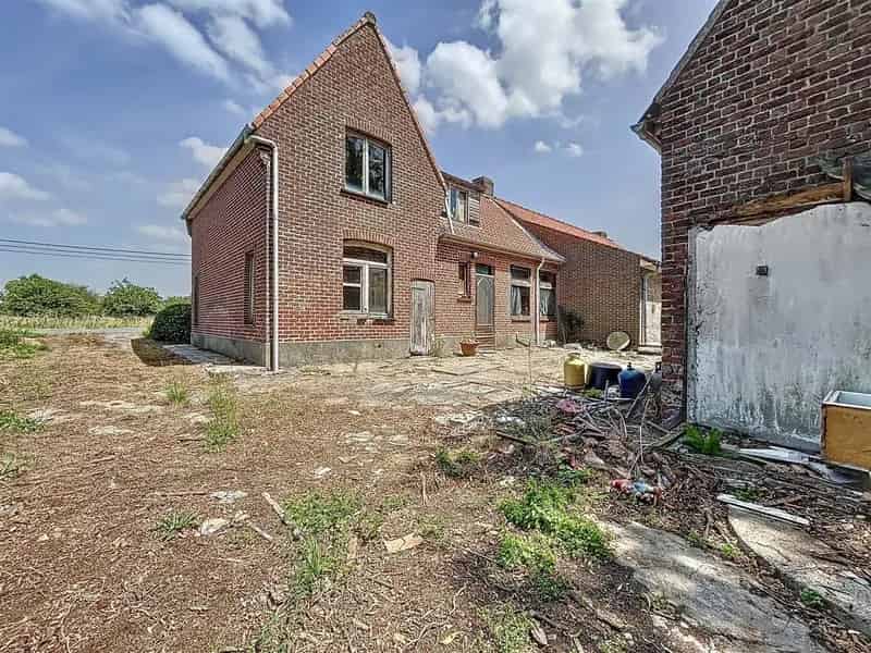 Halfopen Woning te Renoveren met Weiland 262m²