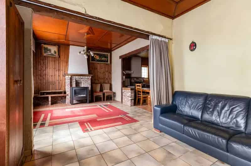 Te renoveren woning met garage en opslagruimte