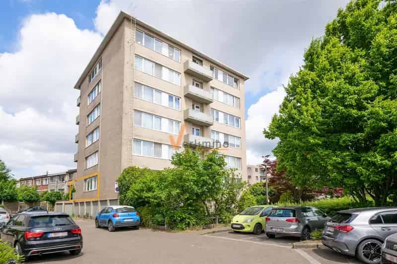 Appartement te koop in Deurne: Lichtrijk hoekappartement met garage en terras
