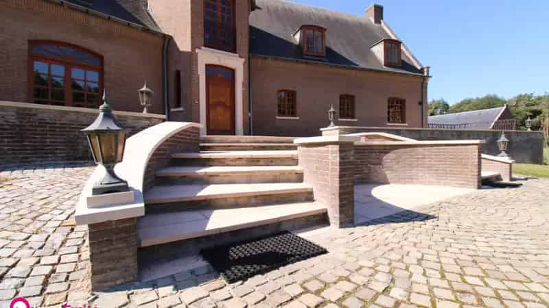 Unieke Villa met Bijgebouw op 8 5 Ha 5 1 slaapkamers Paardenstallen