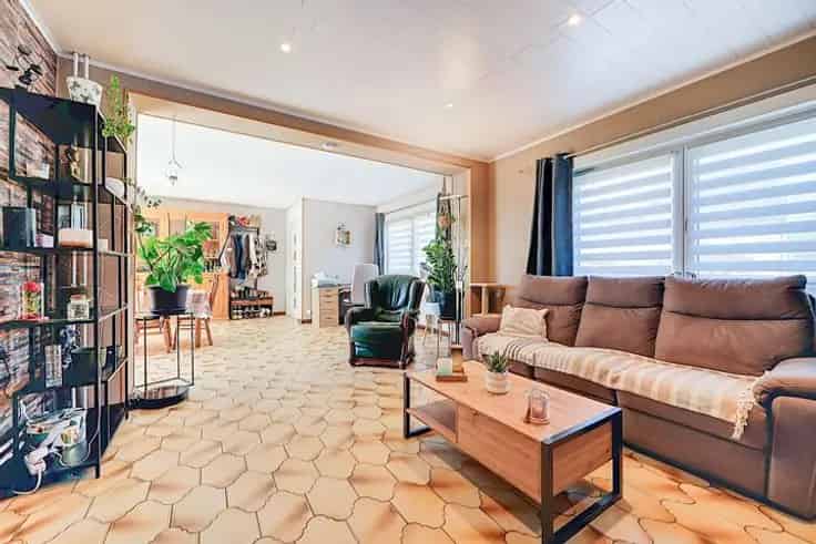 Huis te Koop: Gerenoveerde woning met tuin en parkeerplaatsen