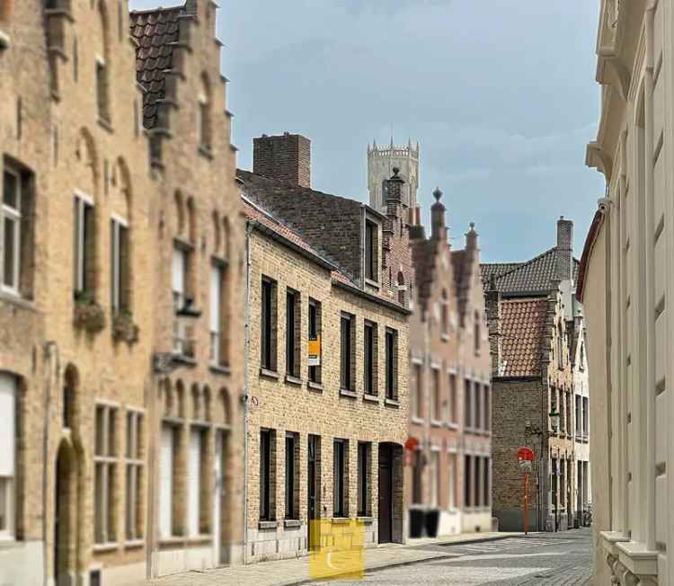 Breedhuis op een schilderachtige en stille ligging in het hart van de binnenstad, met flinke garage en grote stadstuin