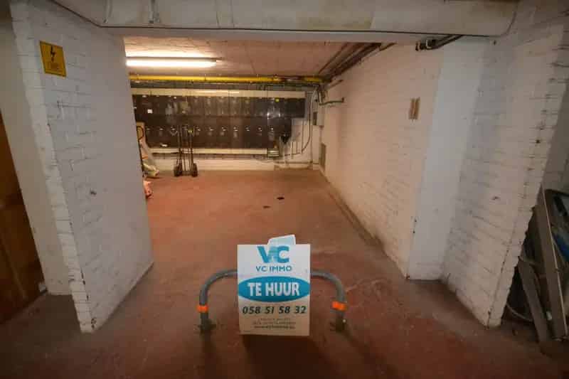 Ondergrondse afgesloten staanplaats met beugel te Oostduinkerke-bad.