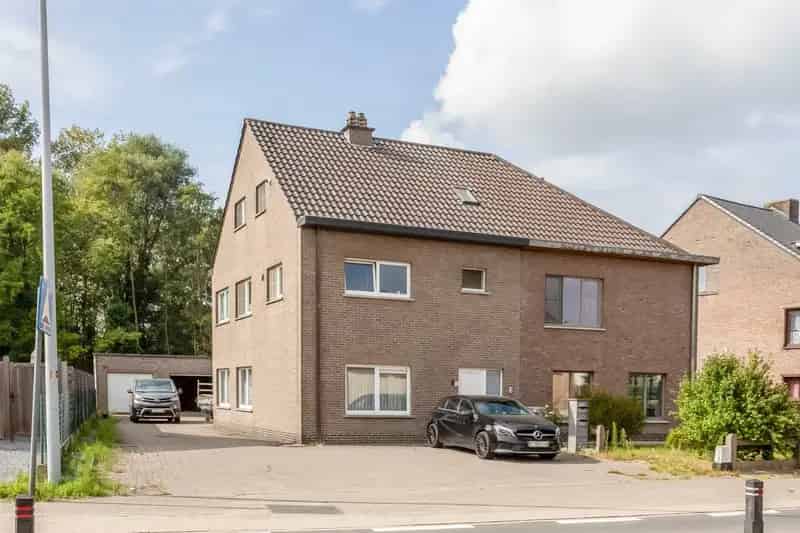 Huis te Koop: Opbrengsteigendom met 2 Appartementen en Garages