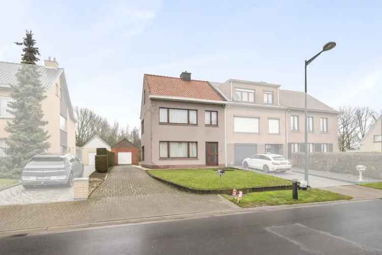 Huis te koop halfopen bebouwing in Kruibeke met tuin en privé oprit