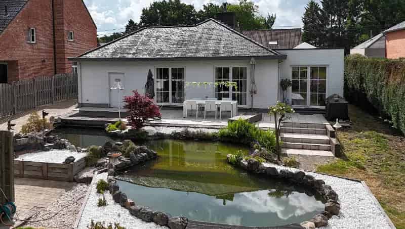 Vernieuwde Gelijkvloerse Woning 164m² met Garage en Vijver