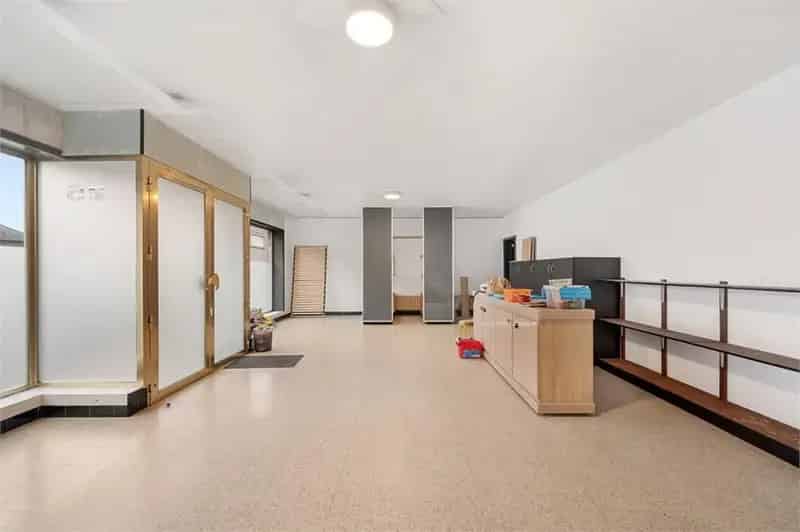 Huis te koop Oostnieuwkerke: 5 slaapkamers, gerenoveerd