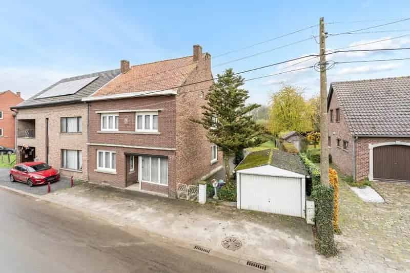 Te renoveren halfvrijstaande woning 4a24ca