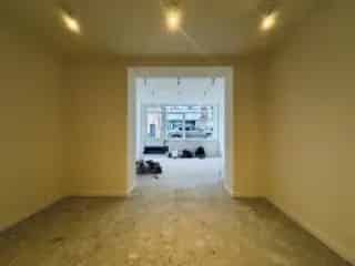 Handelspand te Huur Ukkel - Recente Renovatie - Grote Etalage