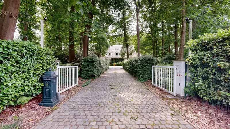 Ruime Familiewoning met Zwembad te Koop nabij Gent
