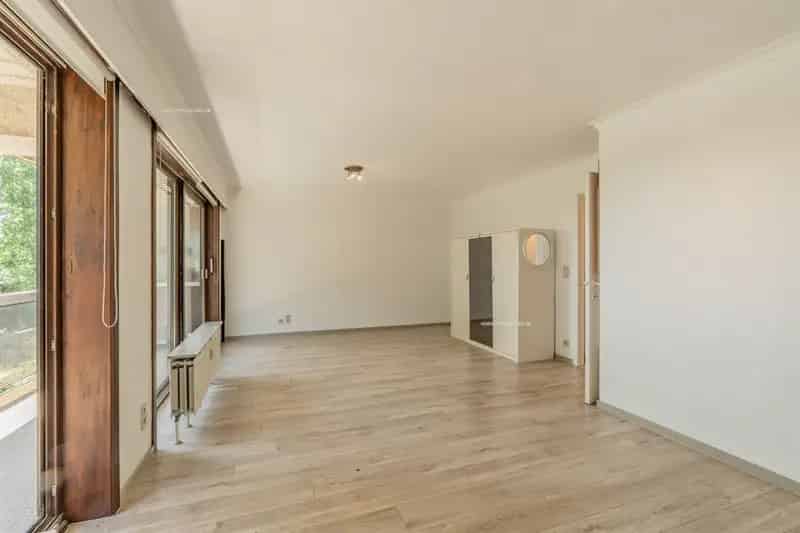 Studio te koop Oostende: Lichtrijke studio met terras aan de golf