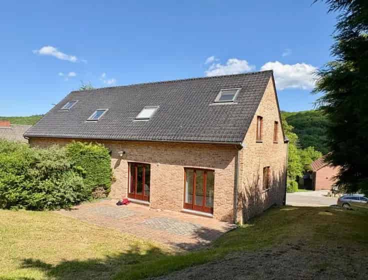 Huis Te Koop: Gezellige Villa met 2 Garages Nabij Winkels
