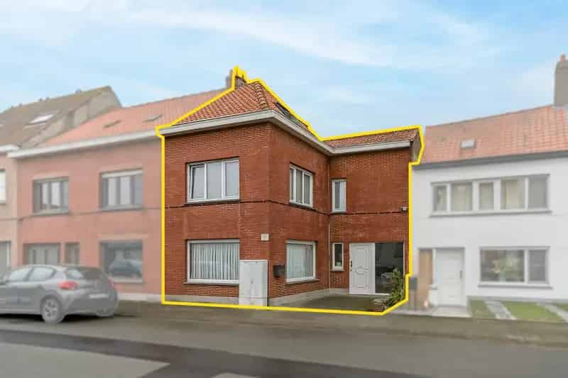 Ruime gezinswoning te koop in Bredene met 3 slaapkamers en diepe tuin