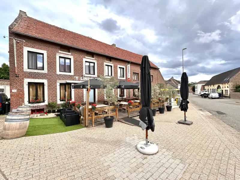 Ruim handelspand (café-restaurant) met terras, woonmogelijkheid en garage in Rutten (Tongeren)