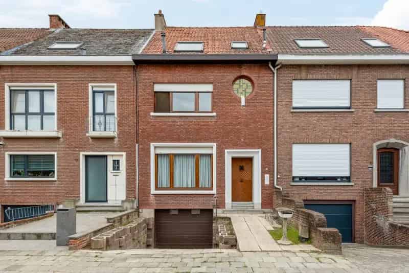 Karaktervolle & solide woning met 5 slk, garage en tuin