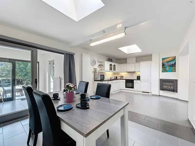 Gerenoveerde gezinswoning 3 slaapkamers garage 303m²