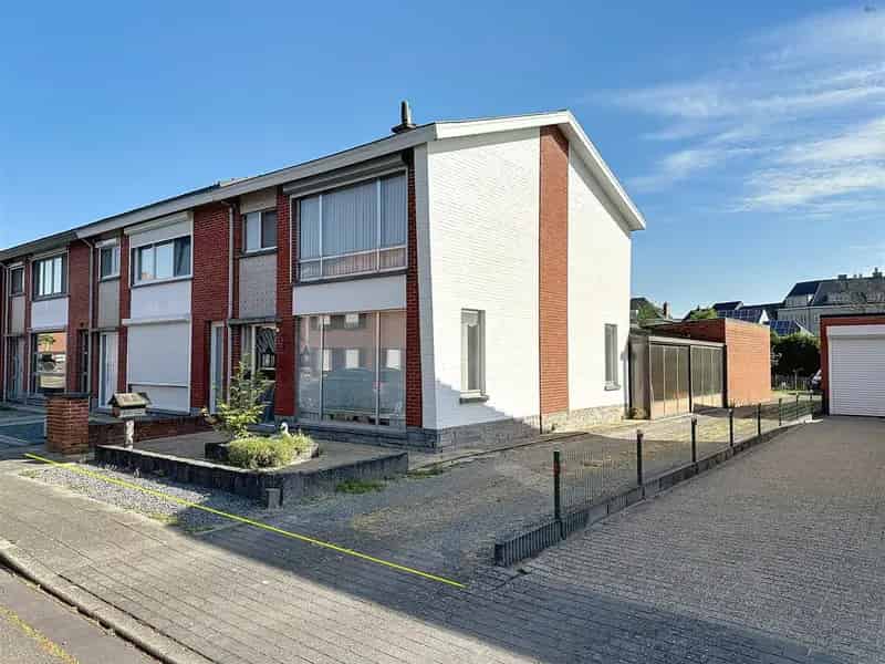 Charmante half open bebouwing met 3 slaapkamers en garage!
