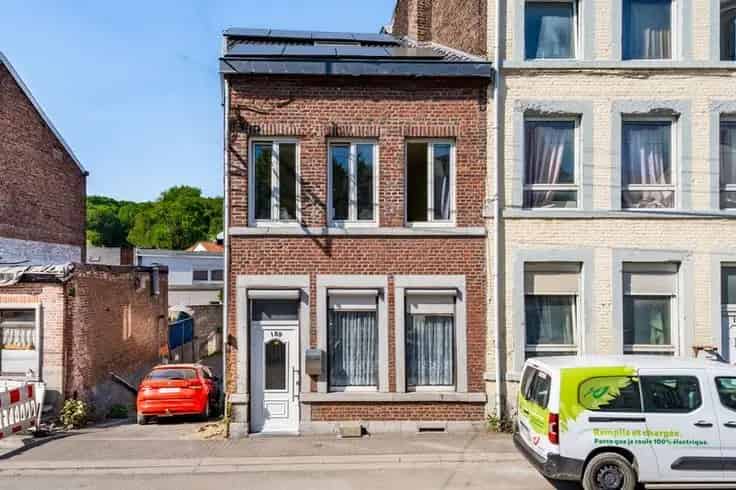 Huis Te Koop: Driegevelwoning met Zonnepanelen