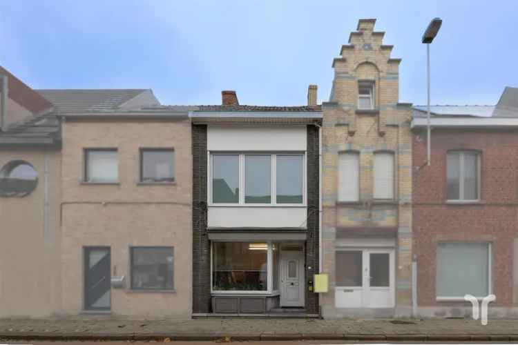 Centraal gelegen woning met 4 slaapkamers en ruime tuin (500m²).