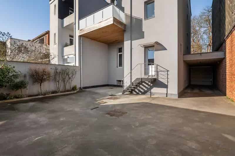 Ruime halfopen woning te huur met magazijn en kantoor Mortsel