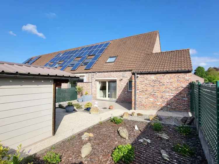 Prachtige halfopen bebouwing van 2001 met zonnige aangelegde tuin, oprit en garage!