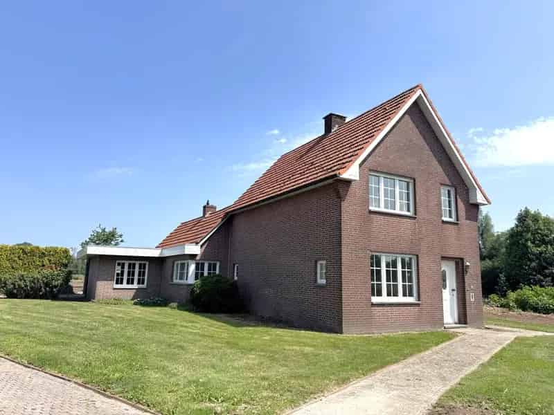 Vrijstaand Huis met Grote Tuin en Garage te Koop