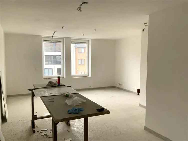 Te koop handelspand en duplex appartement in Harelbeke met drie slaapkamers