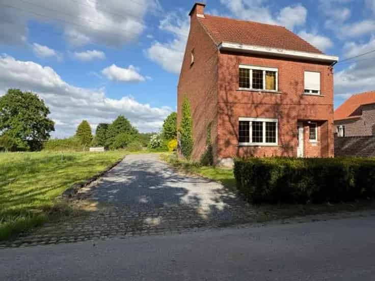 Huis Te Koop Te renoveren woning met veel mogelijkheden