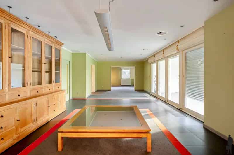 Gelijkvloerse Villa te renoveren 2438m2