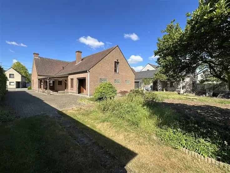 Villa Te Koop: Instapklare Gezinswoning met Ruime Tuin en Uitbreidingsmogelijkheden