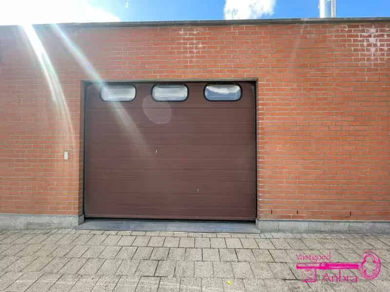 Ruime Familiewoning met Terras Vijver en Garage