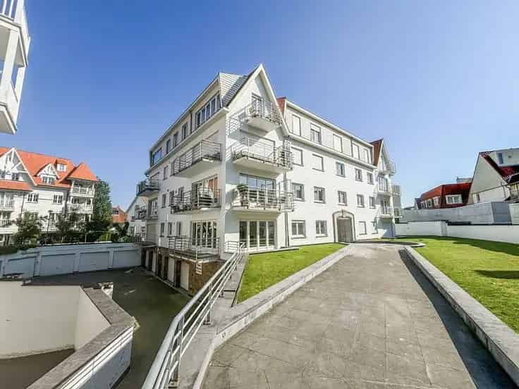 Lichtrijk Hoekappartement te Koop in Villaresidentie
