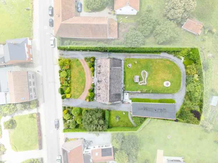 Ruime villa met loods in Oordegem met een perceel van 2382m2