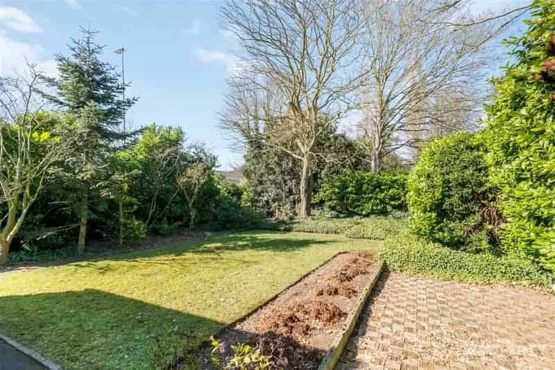 Ruime Villa te Koop met Tuin en Veel Potentieel